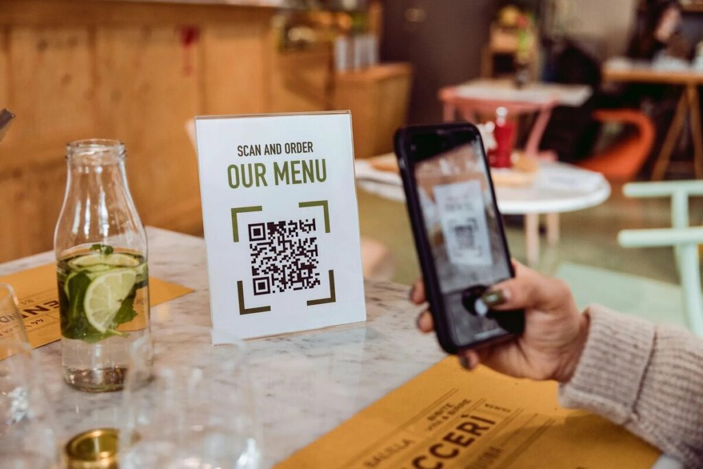 The QR code habit in Smartphone and hackers using it