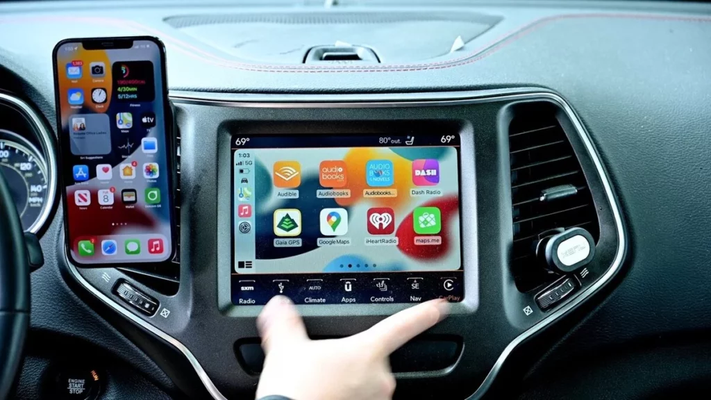How to use the iPhone CarPlay apps