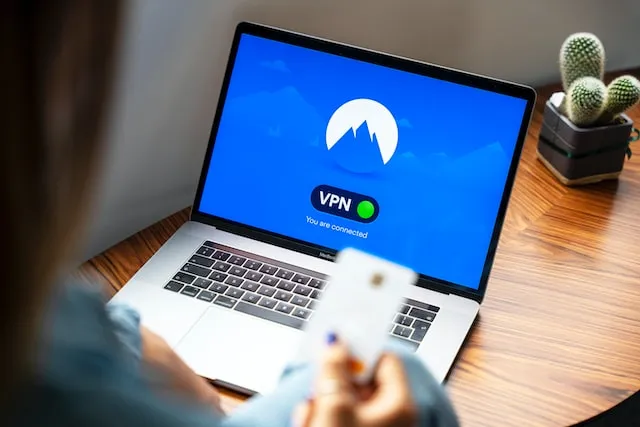 macbook pro en mesa de madera vpn