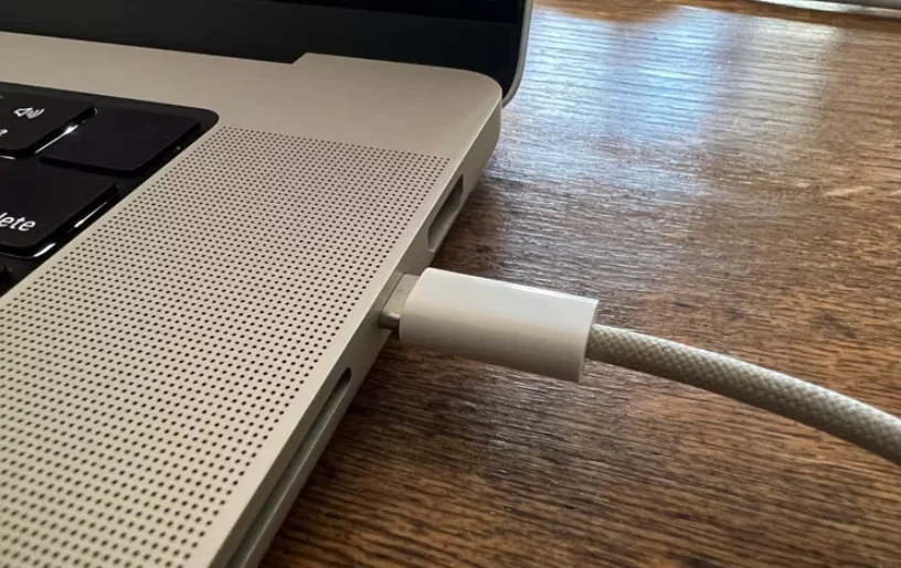 ¿El cable MagSafe o USB-C se encuentra conectado de forma adecuada?