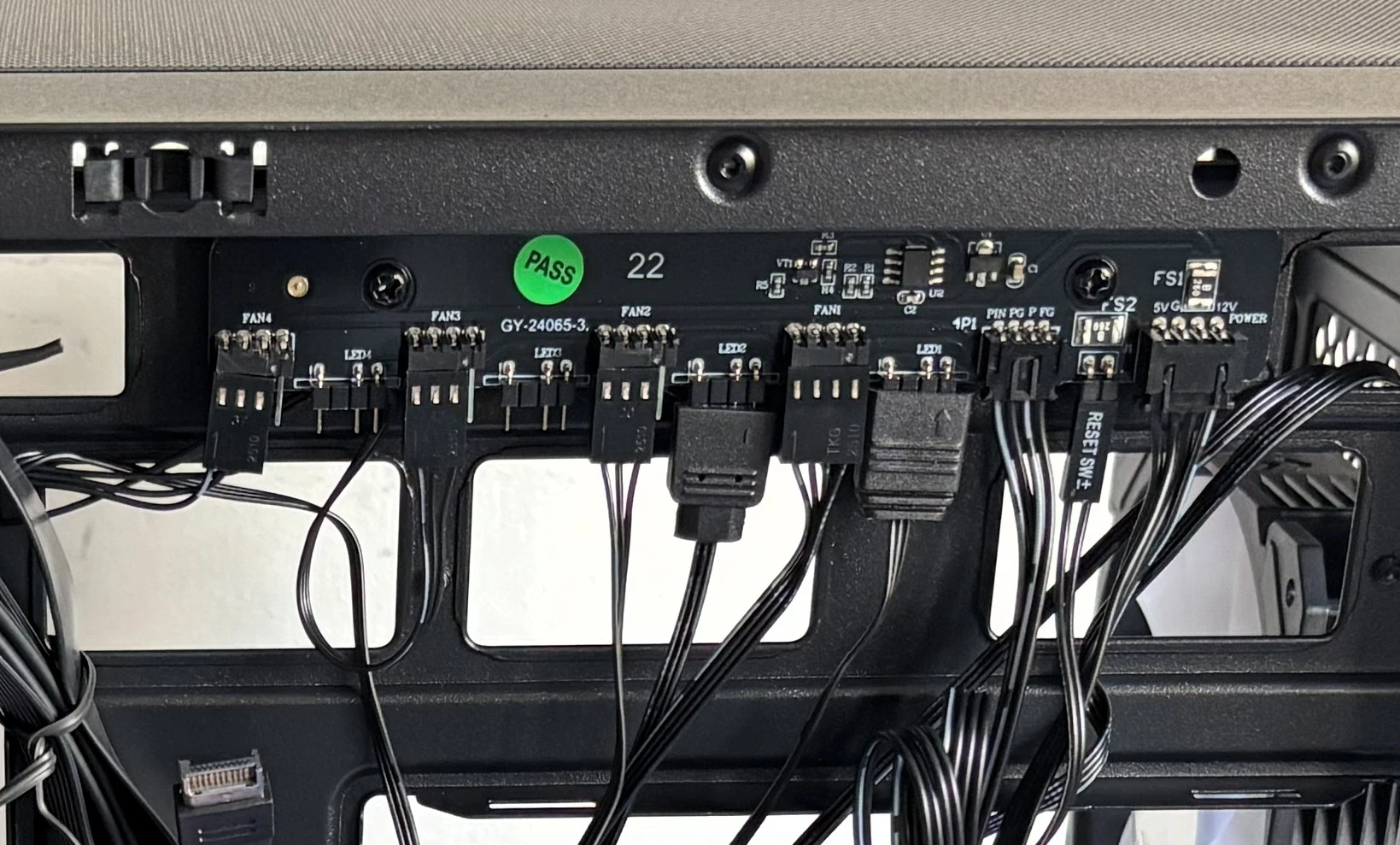 PCB de control para los ventiladores y el panel I/O frontal