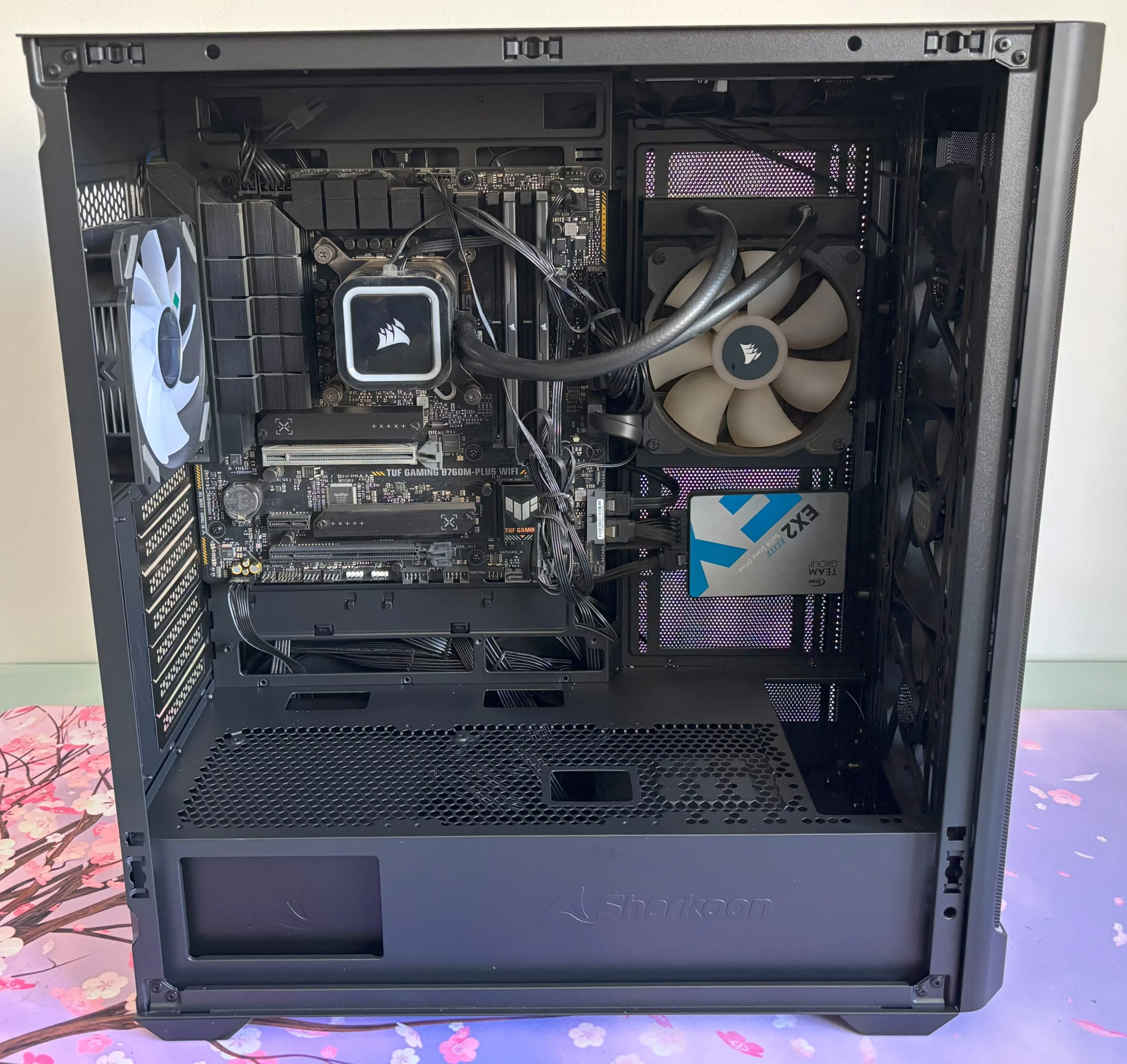 nuestra configuración con la Sharkoon AK4W RGB Strip