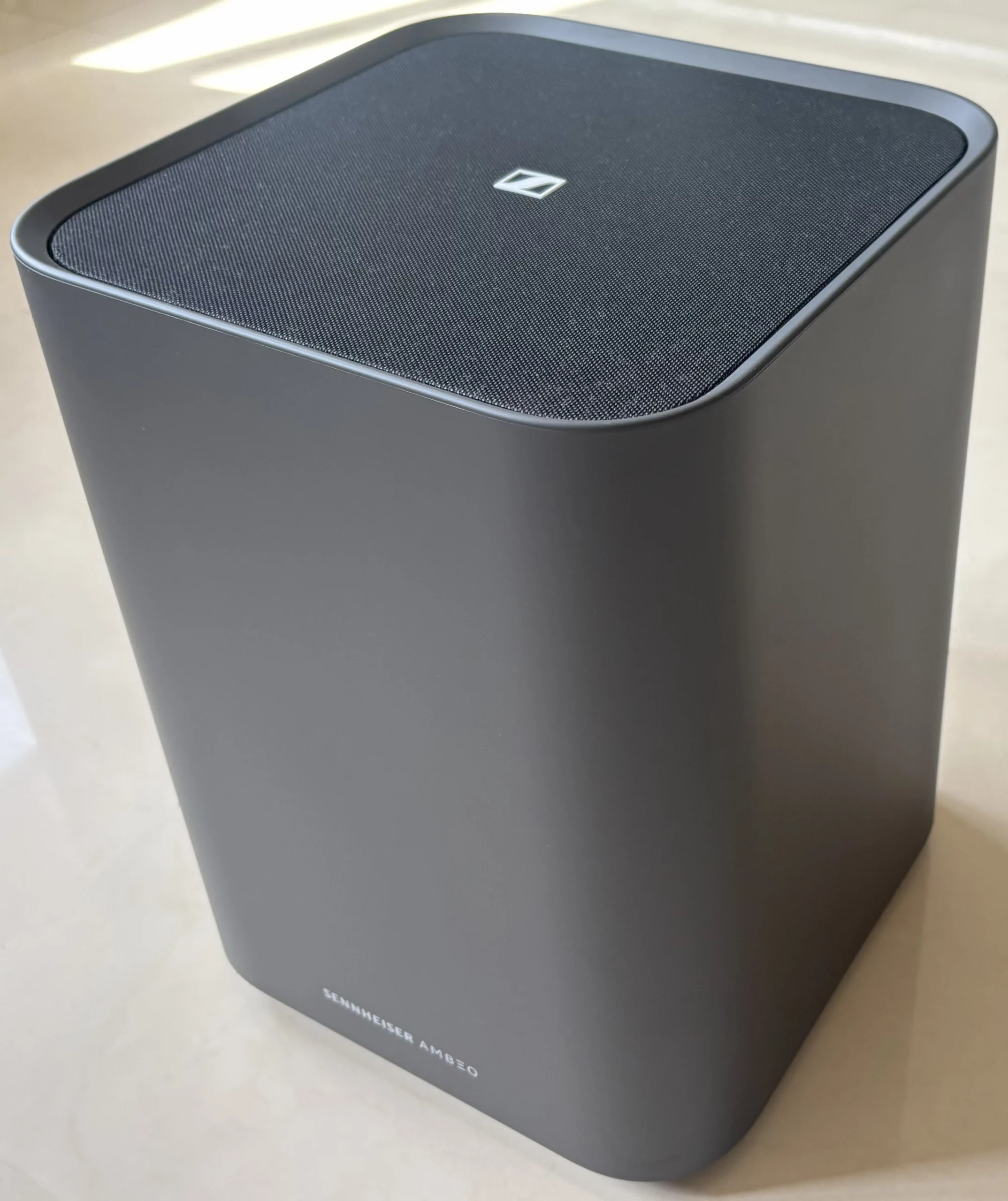 subwoofer Sennheiser AMBEO Sub (modelo SW02)