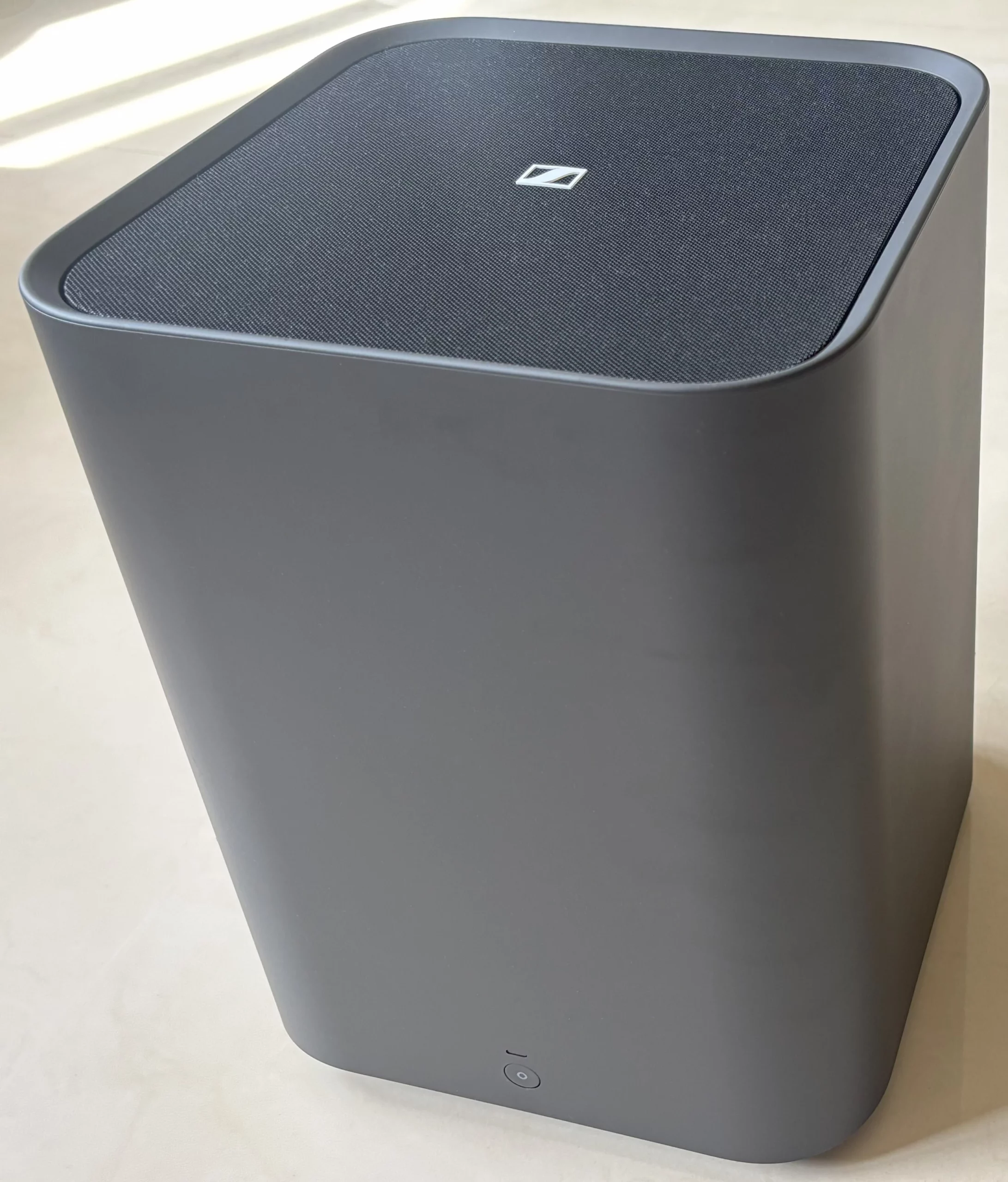 subwoofer Sennheiser AMBEO Sub (modelo SW02)