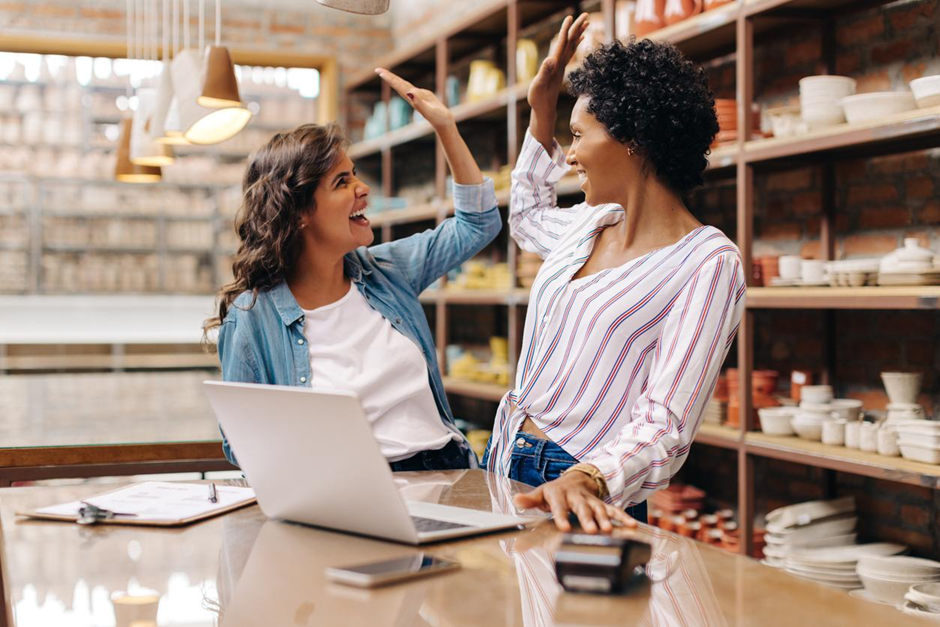 dos chicas felices por la tarjeta online