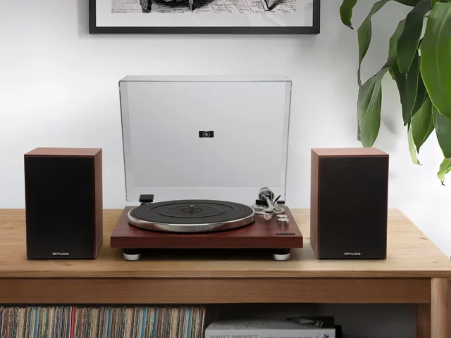 Muse Europe lanza oferta de giradiscos multifunción y altavoces activos por 299 euros