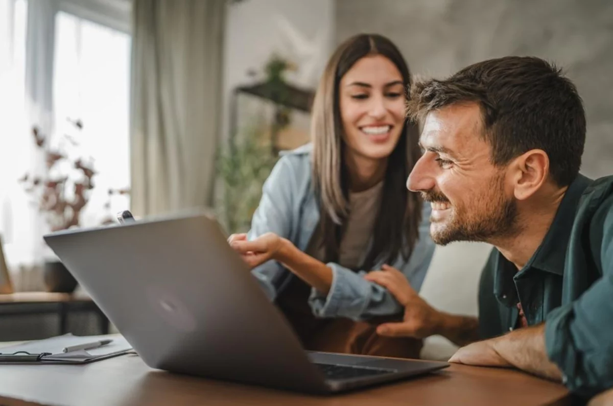 familia contenta con préstamo personal