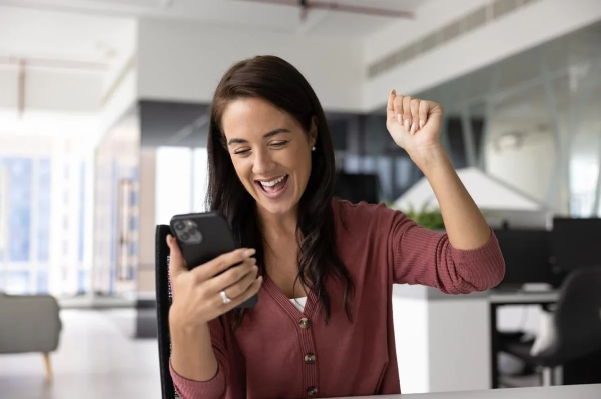 persona contenta con móvil