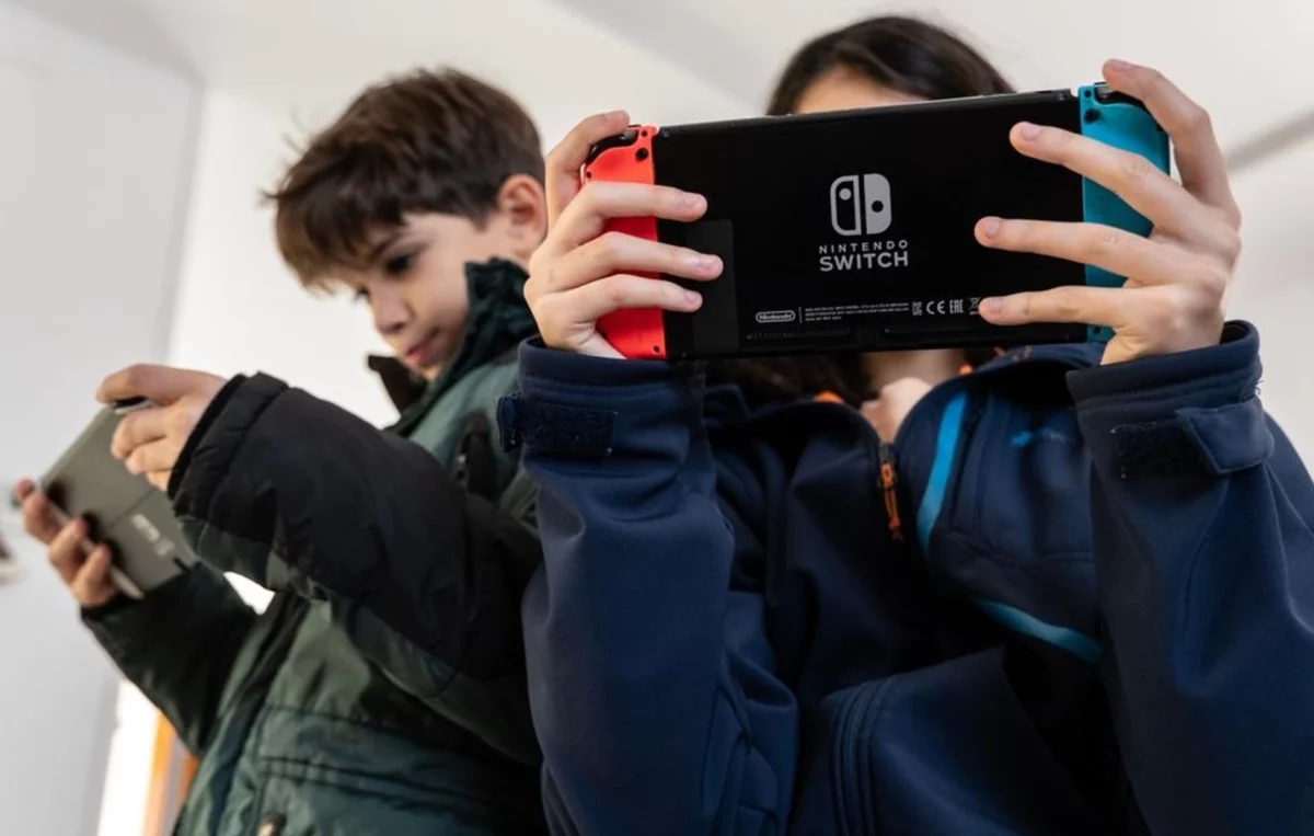 niños jugando a la nintendo switch oled