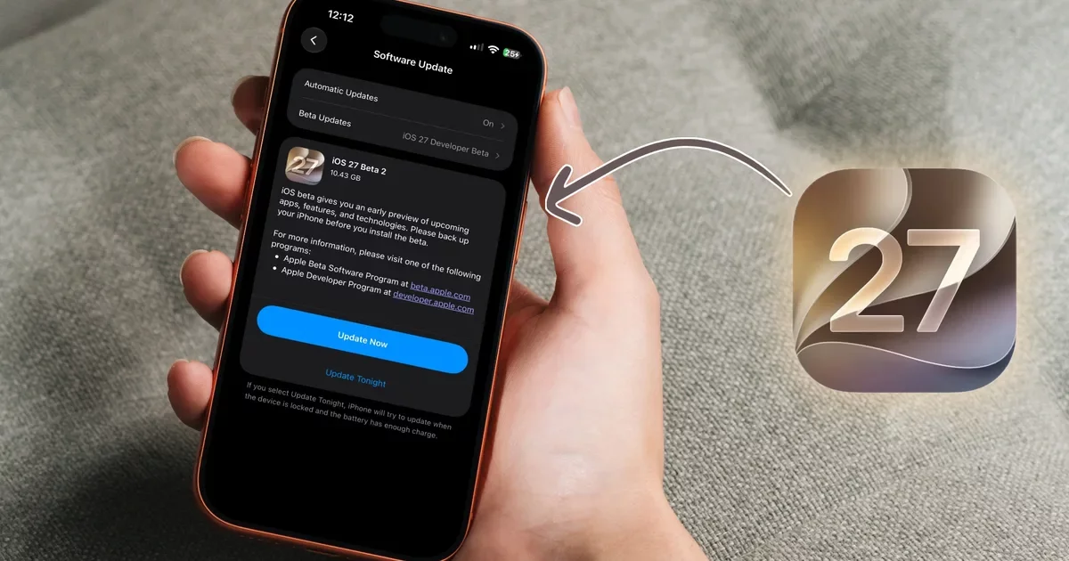Pantalla de actualización de software con iOS 27 Beta 2 en un iPhone sostenido en la mano