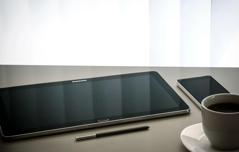 tablet samsung encima de la mesa